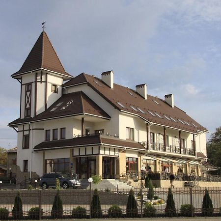 Status Hotel Malekhuv Exterior foto