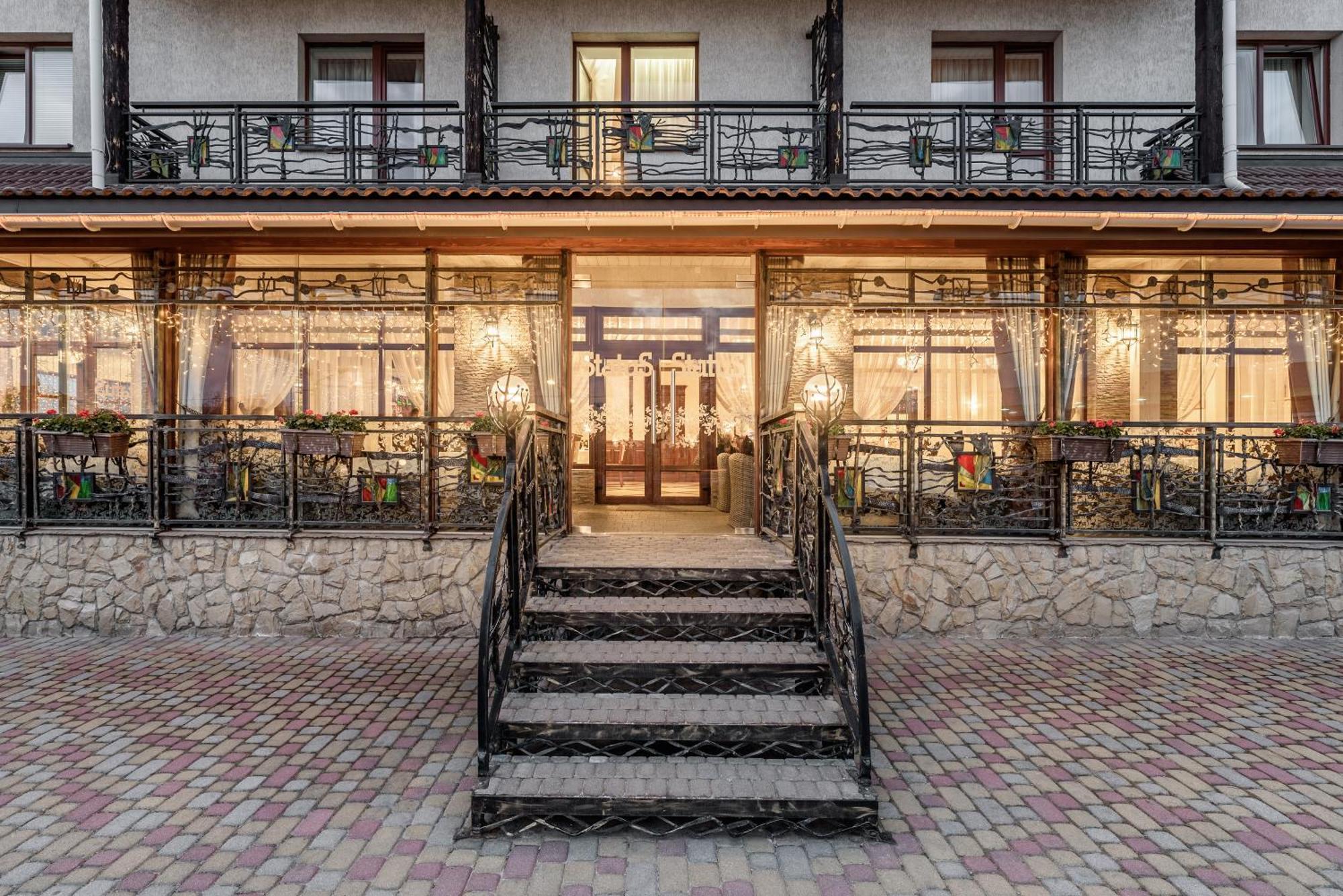 Status Hotel Malekhuv Exterior foto
