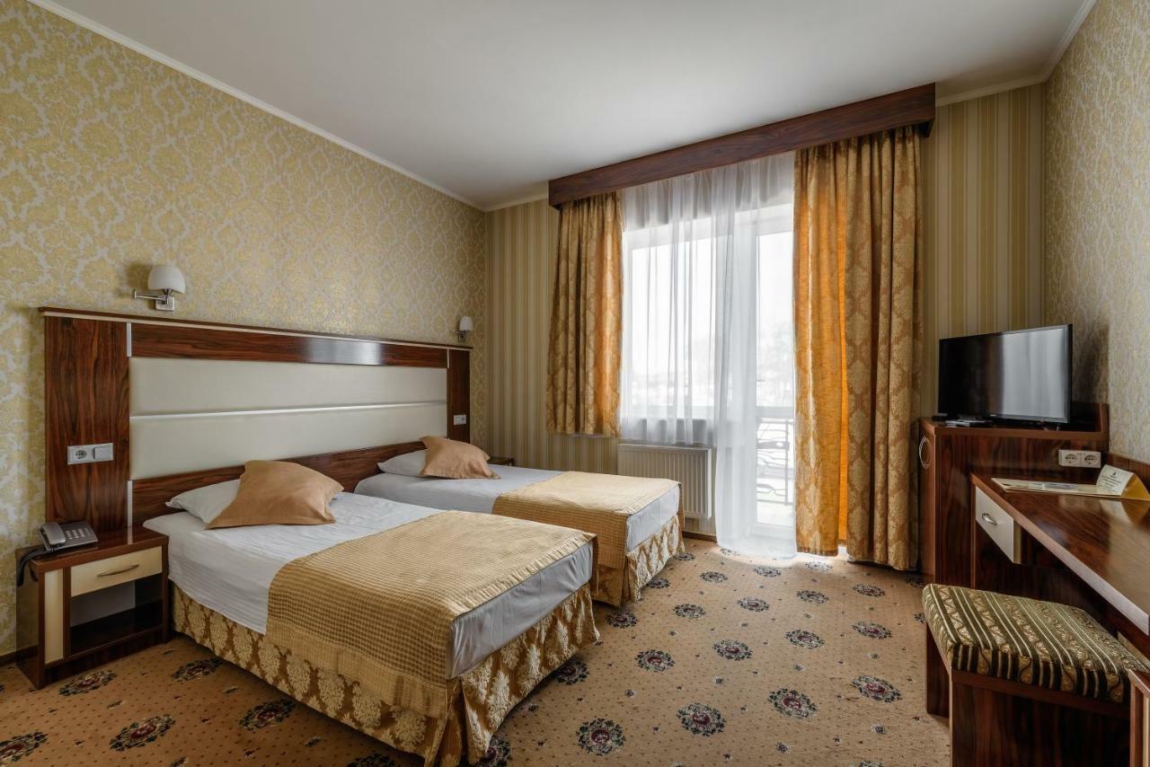 Status Hotel Malekhuv Exterior foto